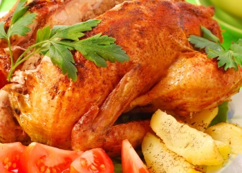 Запечена курка з грибами та овочевою начинкою