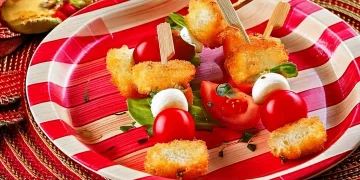 Хрусткі нагетси на шпажках із моцарелою та чері