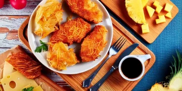 Соковиті курячі відбивні з ананасами та сиром