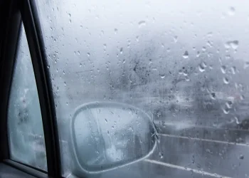 Як боротися із запотілим склом в авто