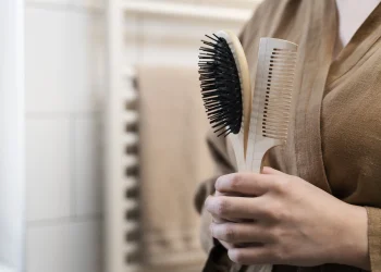 Як почистити гребінець від волосся та бруду