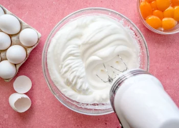 Як правильно збивати білки з цукром