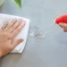Як прибрати клей від скотчу з речей