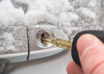 Як розморозити та відкрити замок в авто