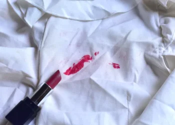 Як відіпрати помаду з одягу