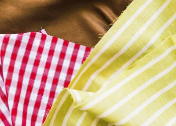 Як відіпрати скатертину від плям