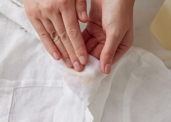 Як відіпрати тональний крем з одягу