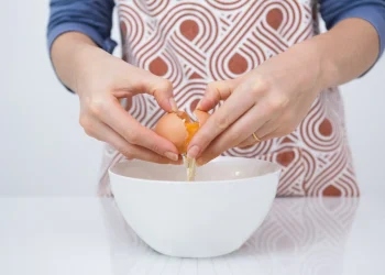 Як відокремити жовток від білка