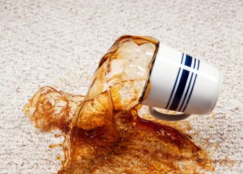 Як видалити плями кави з килима