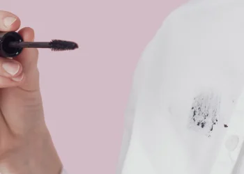 Як видалити плями від туші з одягу