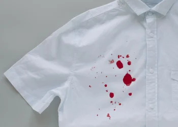 Як вивести плями крові з одягу