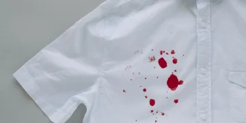 Як вивести плями крові з одягу
