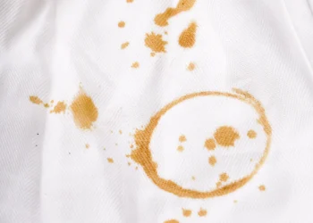 Як вивести плями від кави з одягу за допомогою підручних засобів