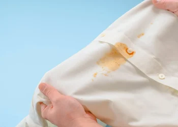 Як вивести плями від томатного соусу з одягу
