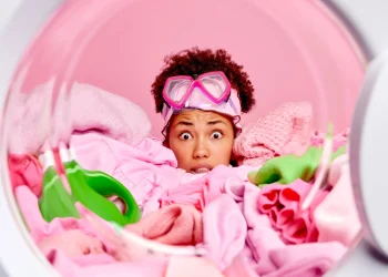 Як вивести плями з одягу