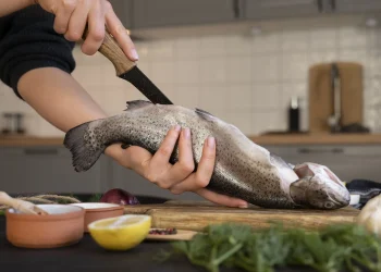 Як зняти шкіру з риби