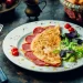 Рецепт омлета на сковороді з молоком і ковбасою