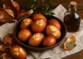 Як пофарбувати яйця цибулевим лушпинням