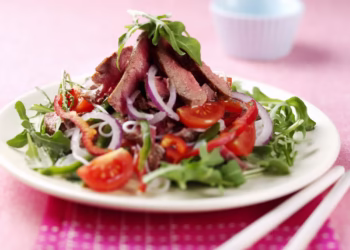 Теплий середземноморський салат з яловичиною