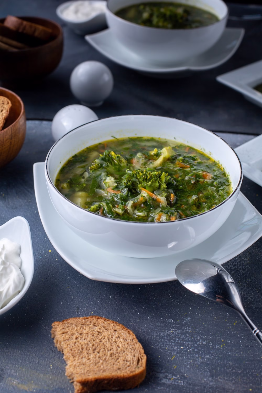 Класичний зелений борщ приготувати можна з різними добавками для смаку