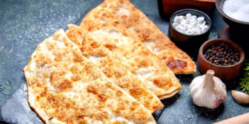 Тісто не потрібно: Швидкий рецепт чебуреків в лаваші