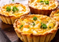 Рецепти закусок такі як жульєн в тарталетках завжди дивують незвичною подачею звичної страви